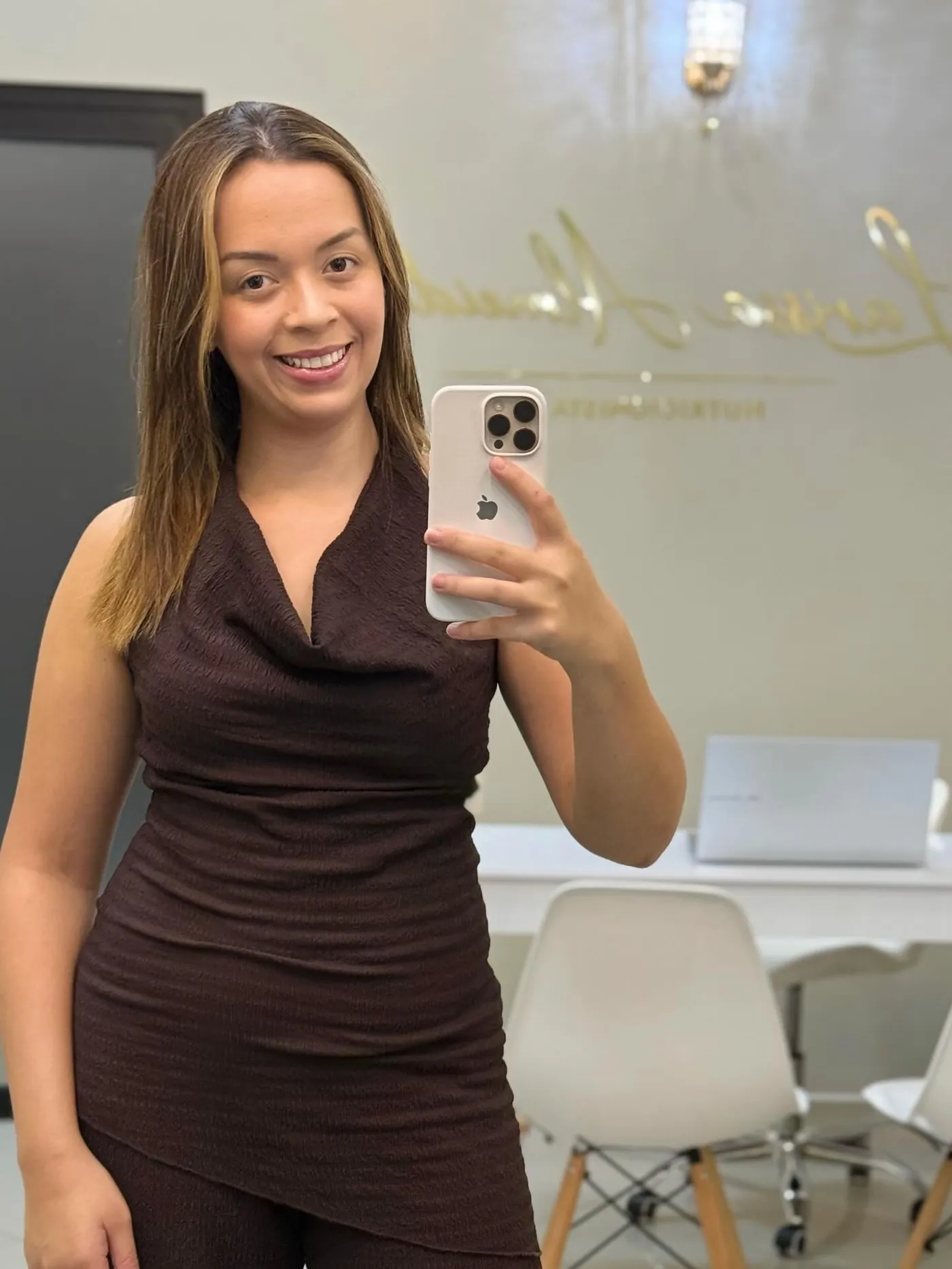 Larissa Almeida no consultório em Americana