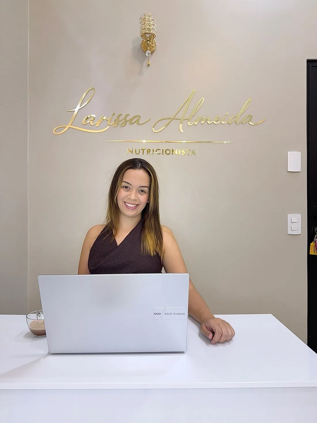 Larissa Almeida na recepção do consultório em Americana